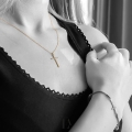Złoty Naszyjnik Krzyż z Kryształami Swarovski Modelka.jpg