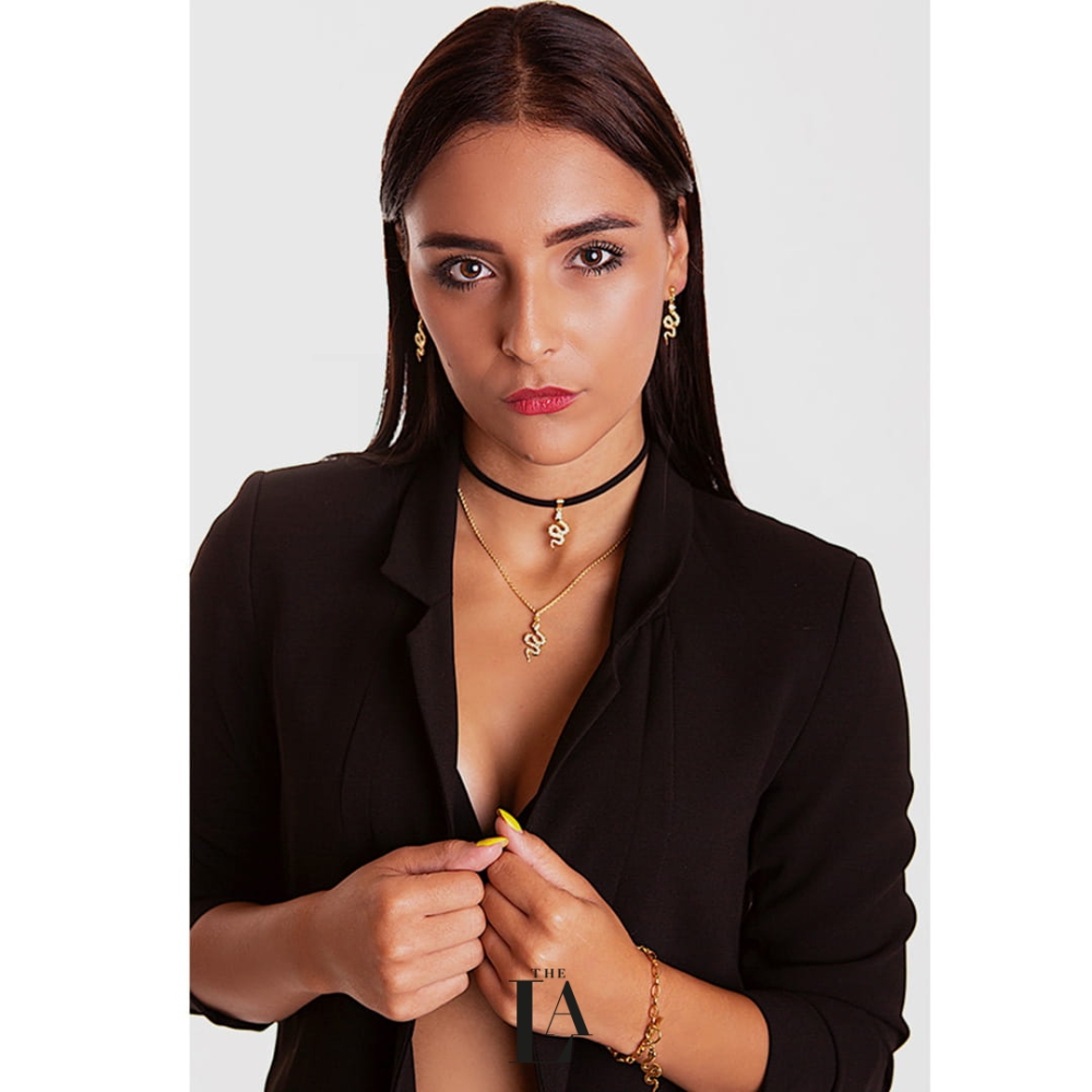 Choker Czarna Alcantara Wąż Gold Modelka.jpg