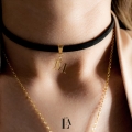 Choker Czarna Alcantara Literka Gold Modelka.jpg